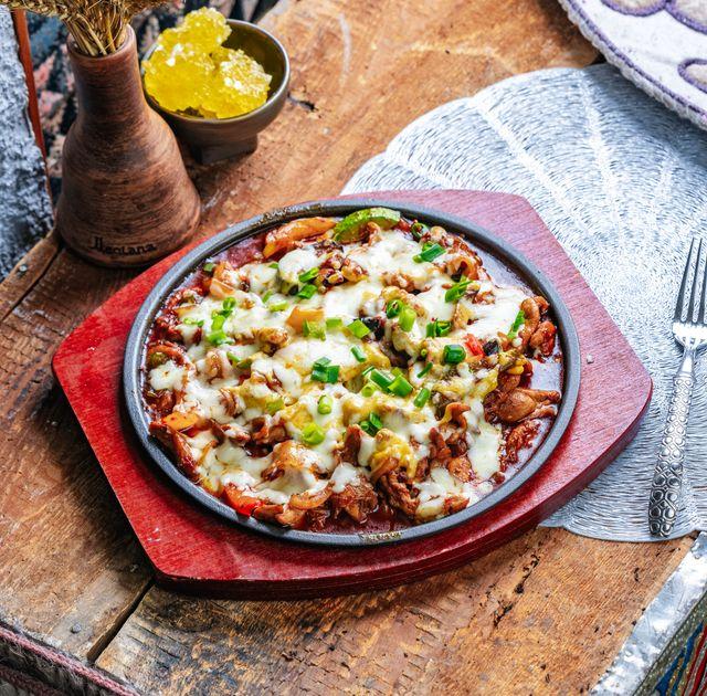 Халуун ногоотой бяслагтай тахиа