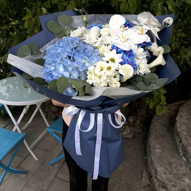 Huge elegant bouquet /blue/